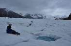 Pausa para descanso durante trekking na geleira de Vatnajökull, no Parque de Skaftafell, no sul da Islândia